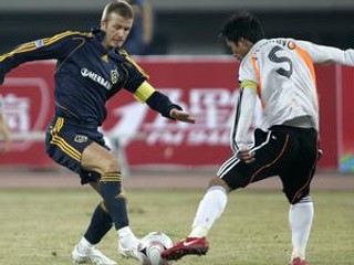 Anglická futbalová hviezda David Beckham bude od januára nastupovať za AC Miláno.