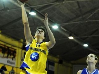 Vo finále sa stretli hráčky MB Košice a Nitry. Na snímke sa Babaríková z Nitry prizerá zakončeniu Jalčovej.