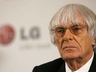 Ecclestone vracia úder