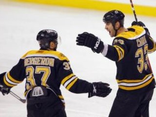 Zdeno Chára vedie Boston Bruins ako správny kapitán.