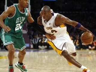 Kobe Bryant so svojim Los Angeles Lakers zastavil víťaznú sériu Bostonu Celtics.