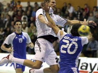 Martin Stráňovský (uprostred) útočí v zápase proti Grécku.