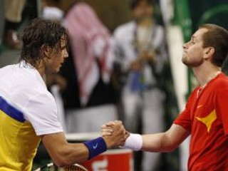 Rafael Nadal (vľavo) podáva po skončení zápasu ruku Karolovi Beckovi.