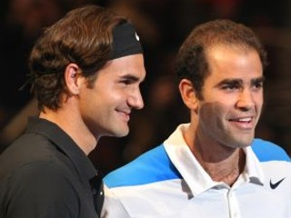 Roger Federer (vľavo) v prípade triumfu na Australian Open vyrovná rekord Peta Samprasa.