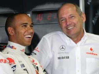Ron Dennis so svojou najväčšou hviezdou Lewisom Hamiltonom.