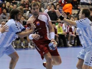Na snímke uprostred s loptou slovenský hádzanár Daniel Valo branený dvojicou Argentínčanov Sergiom Crevatinom (vľavo) a Andresom Kogovsekom.