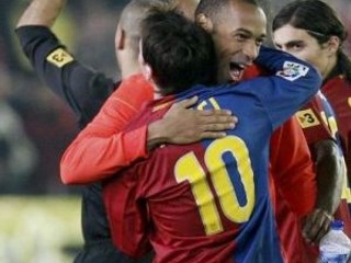 Thiery Henry a Lionel Messi (č. 10) patria medzi opory súčasnej Barcelony.