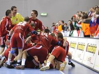 Spontánna radosť slovenských hráčov po remíze s Maďarskom na MS v hádzanej mužov v chorvátskom Osijeku.