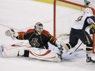 Derek Roy (vpravo) strieľa gól do siete Tomáša Vokouna v zápase NHL Florida - Buffalo 2:3 sn.