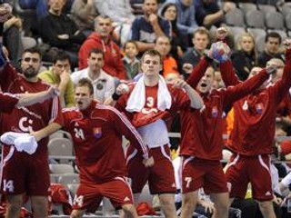 Radosť slovenských hádzanárov po remíze s Maďarskom na svetovom šampionáte bola obrovská.  Zľava Andrej Petro, Martin Stranovský, Csaba Czücs, Juraj Nižňan a Tomáš Urban.