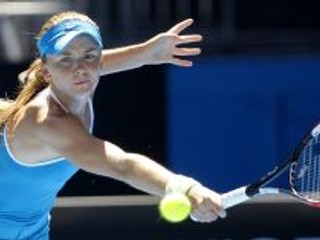 Slovenka Daniela Hantuchová odráža loptičku Francúzke Alizé Cornetovej v 3. kole dvojhry žien na grandslamovom turnaji Australian Open v Melbourne.