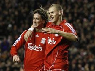 Martin Škrtel (vpravo) spolu so spoluhráčom z FC Liverpool Fernandom Torresom.