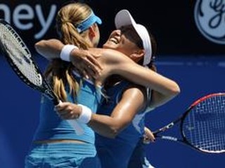 Japonská tenistka Ai Sugijamová (vpravo) a Slovenka Daniela Hantuchová oslavujú víťazstvo v zápase štvorhry nad dvojicou Cara Blacková, Liezel Huberová.