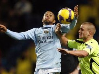 Brazílčan Robinho (v modrom) má problémy.