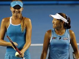 Slovenka Daniela Hantuchová (vľavo) a Japonka Ai Sugijamová sa usmievajú po víťazstve v semifinále ženskej štvorhry na Australian Open.