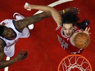 Hráč Chicaga Joakim Noah (vpravo) strieľa bránený hráčom los Angeles Clippers DeAndrom Jordanom.