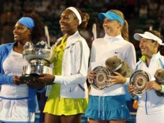Zľava Serena a Venus Williamsové, Daniela Hantuchová a Ai Sugijamová pi záverečnom vyhlasovaní.