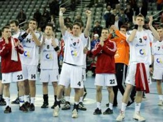 Slovenskí hádzanári pozdravujú hŕstku fanúšikov po skončení stretnutia s Nórskom