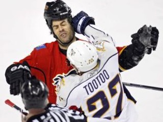 Jordin Tootoo z Nashville Predators zasahuje útočníka Calgary Flames Todda Bertuzziho.