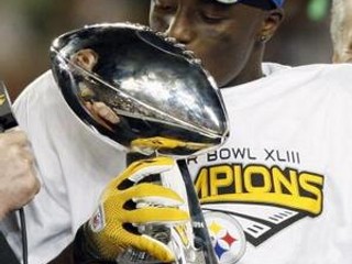 Santonio Holmes bozkáva pohár.