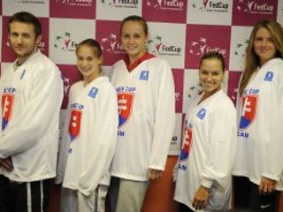 Slovenský fedcupový tím. Zľava kapitán Matej Lipták, Lenka Wienerová, Magdaléna Rybáriková, Dominika Cibulková a Daniela Hantuchová.