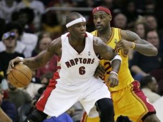 Torontu nepomohol k výhre v Clevelande ani návrat Jermaina O´Neala. Na snímke bránený LeBronom Jamesom.