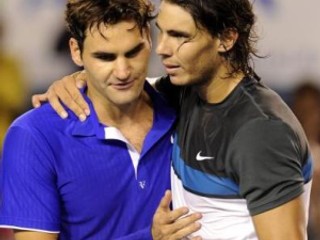 Rafael Nadal (vpravo) a Roger Federer po finále Australian Open 2009.