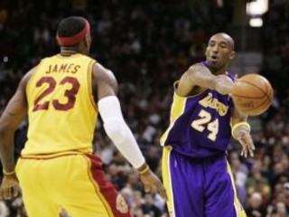 Zo súboja dvoch najväčších hviezd NBA medzi LeBronom Jamesom a Kobem Bryantom vyšiel víťazne druhý menovaný.