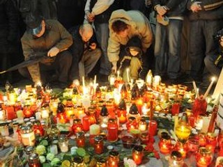 Smútiaci si pripomenuli Mariana Cozmu množstvom sviečok.