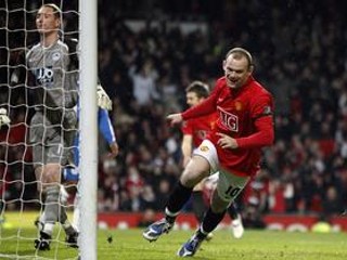 Wayne Rooney (vpravo) sa teší z gólu.