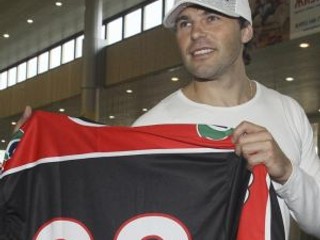 Jaromír Jágr pózuje s dresom Omsku.