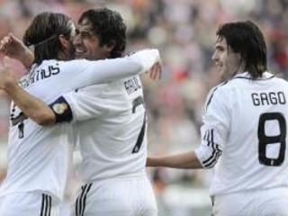 Raúl sa teší so spoluhráčmi.