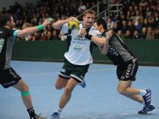 Rado Pekár (uprostred) sa snaží prejsť cez Rumunov Silviu Baiceanu (vľavo) a Timuzsiho Istvana Schucha v osemfinále Pohára víťaza pohárov v hádzanej mužov Tatran Prešov - HCM Constanta.