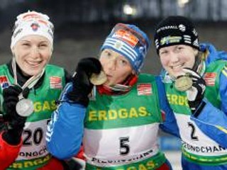 Medailistiky z 12,5 km – zľava: Anastasia Kuzminová (Slovensko), Oľga Zajcevová (Rusko), Helena Jonssonová (Švédsko)