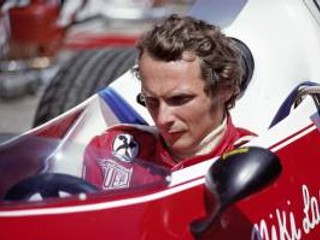 Mladý šampión formuly 1 s výchovou a spôsobmi aristokrata.