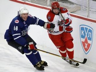 Jaromír Jágr (vľavo) z Omsku i Oleg Saprykin z CSKA si zahrajú v play off.