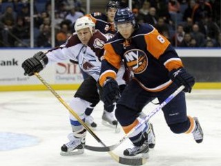 Hráč New York Islanders Bruno Gervais (8) atakovaný Ryanom Smythom z Colorada Avalanche.