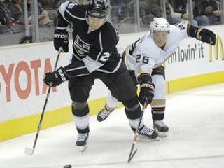 Michal Handzuš (vľavo) uniká pred Samuelom Pahlssonom z Anaheimu.