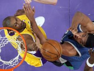 Center Los Angeles Lakers Didier Ilunga-Mbenga (vľavo) sa snaží blokovať strelu Ryana Gomesa z klubu Minnesota Timberwolves.