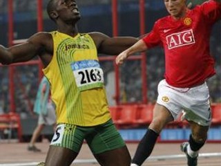 Usain Bolt (vľavo) dá šprintérske hodiny Cristianovi Ronaldovi.