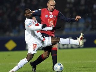 Róbert Vittek (vpravo) v súboji s Johnom Mensahom.