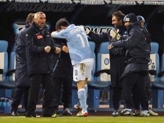 Edy Reja (vľavo) oslavuje gól jeho tímu v zápase s Bolognou.