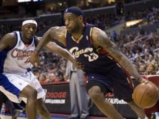 LeBron James so svojim Clevelandom si udržuje prvé miesto vo Východnej konferencii.