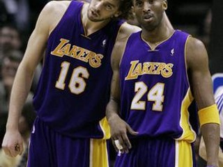 Kobe Bryant (vpravo) a Pau Gasol.