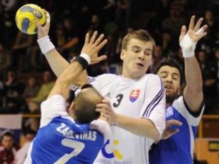 Csaba Szücs (v bielom) sa snaží zakončiť bránený Georgiosom Zaravinasom (č. 7) a Georgiosom Vakalisom.