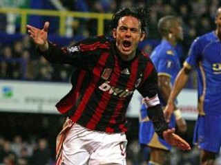 Filippe Inzaghi oslavuje svoj gól, ktorm zachránil bod pre AC Miláno.