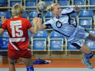 Slovenska Dagmar Stuparičová (vpravo) zakončuje pred Hannou Stefansdottirovou.