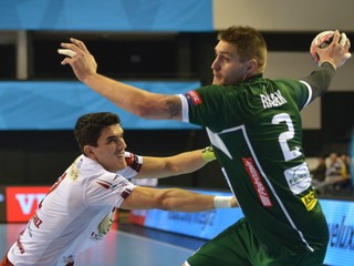 Oliver Rábek sa snaží dostať k strele cez brániaceho Naranja Sancheza.