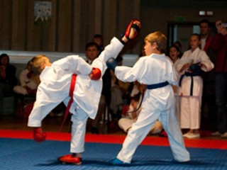 Vľavo Marek Pončka, víťaz 2. kola CEKL v karate.