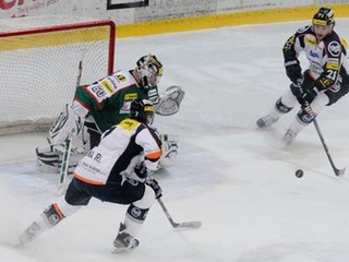 Bratia Hunovci pred brankárom Skalice.